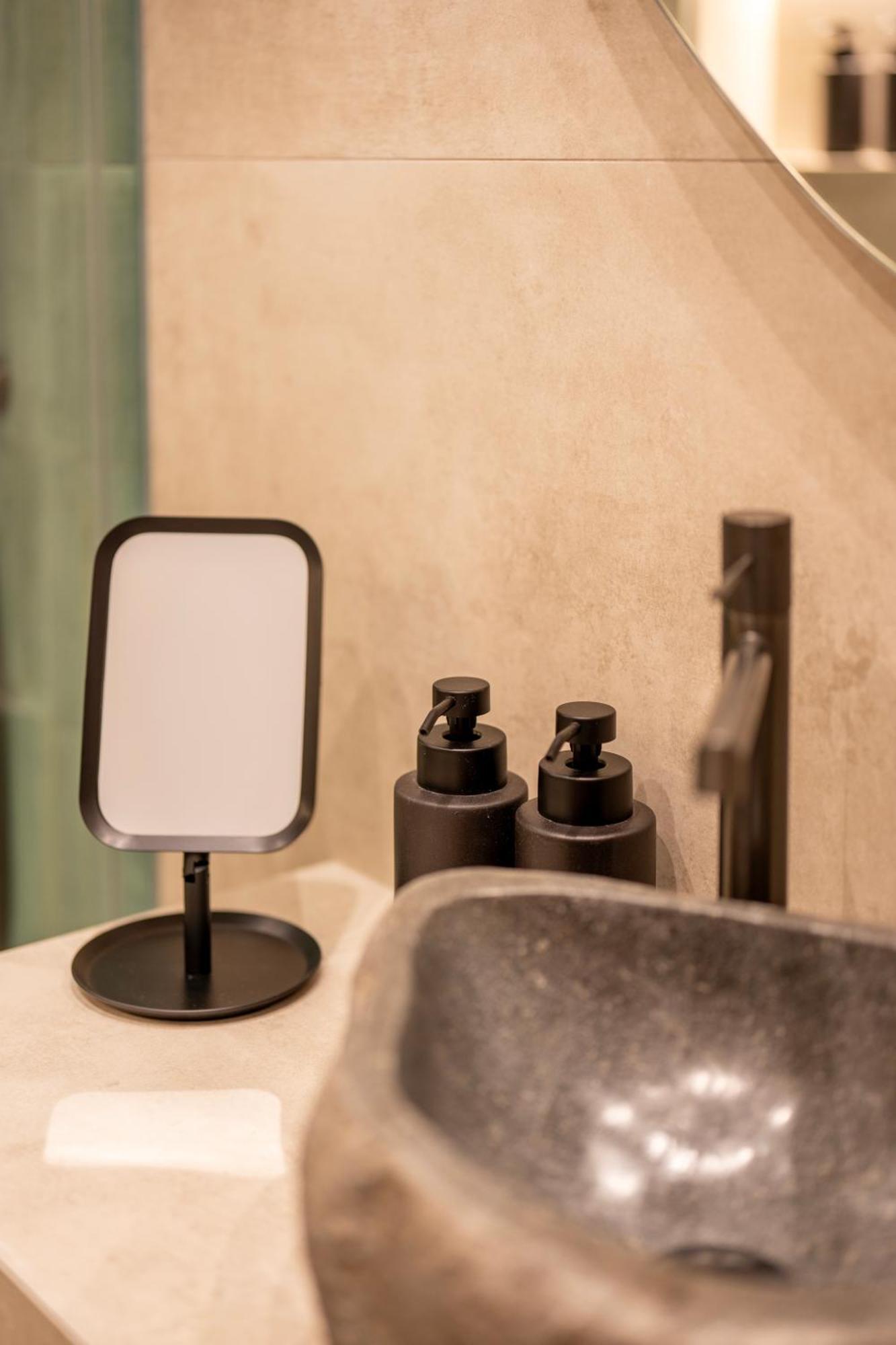 Derouse Eva Suite Jacuzzi & Sauna Athen Eksteriør bilde